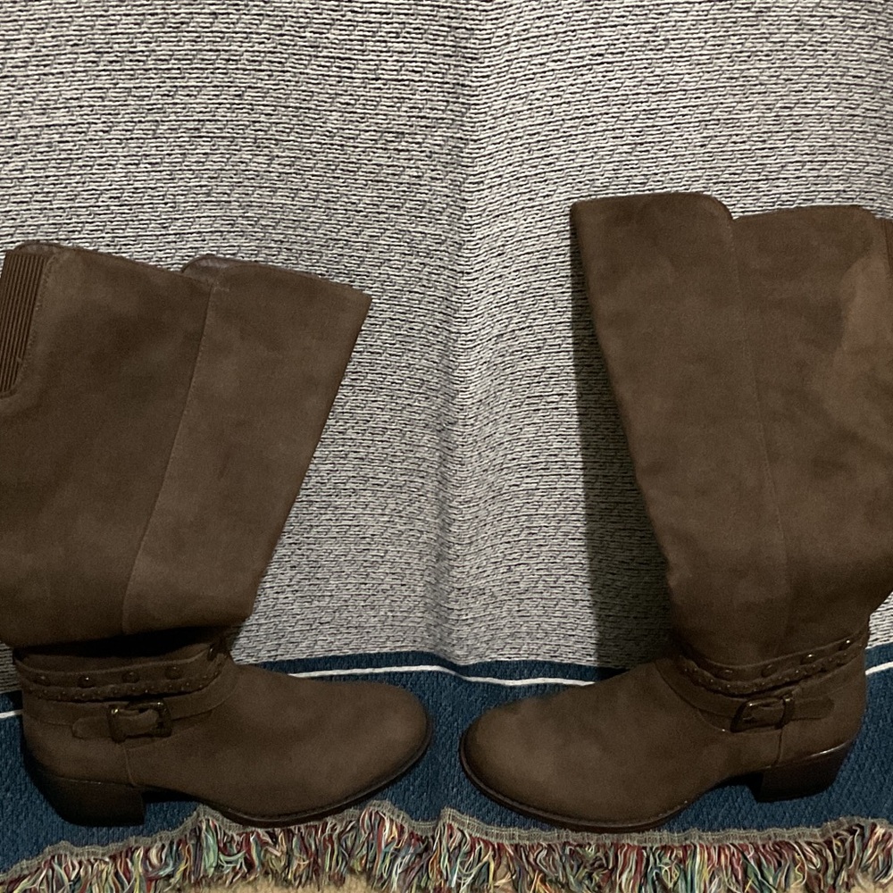 White Mountain Brown Heeled Boots